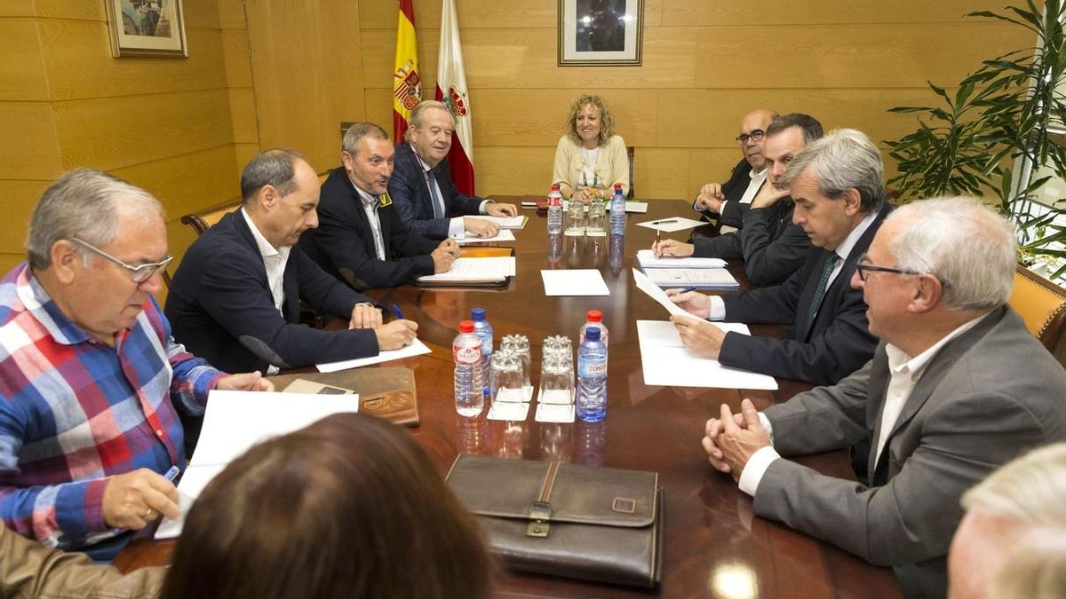 Reunión en la sede del Gobierno con los representantes de AMA. |