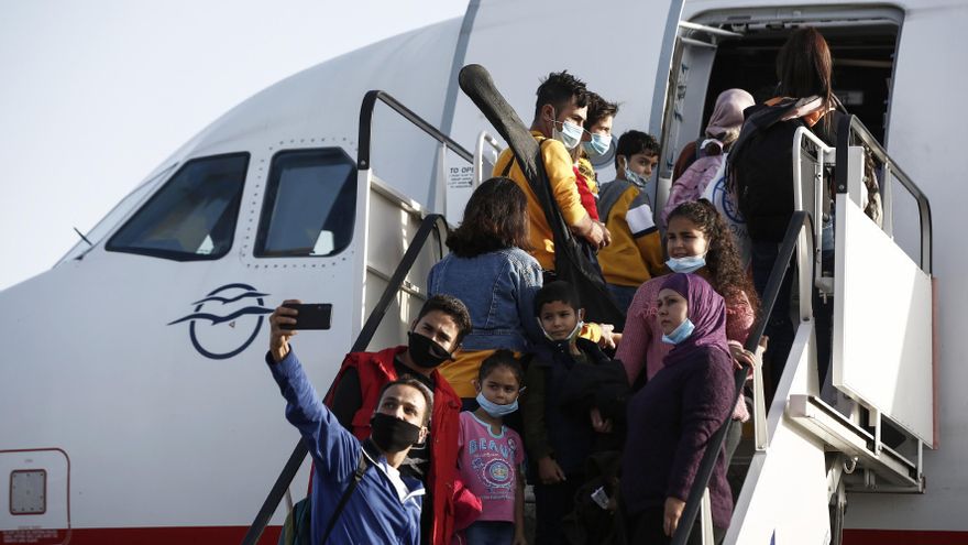 El primer vuelo directo de Lesbos a Alemania parte con 116 refugiados