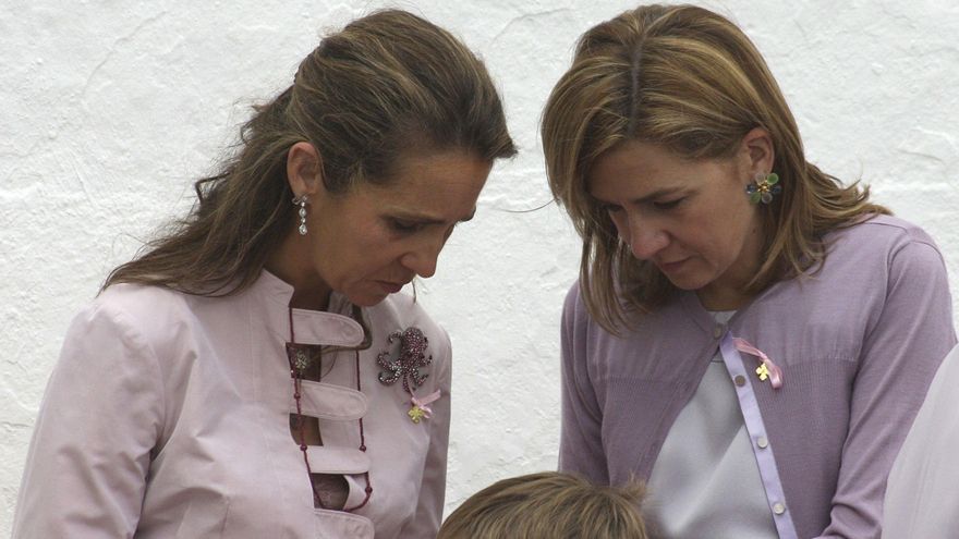 Elena y Cristina, hijas del rey emérito Juan Carlos. EFE/Martínez de Cripan/Archivo