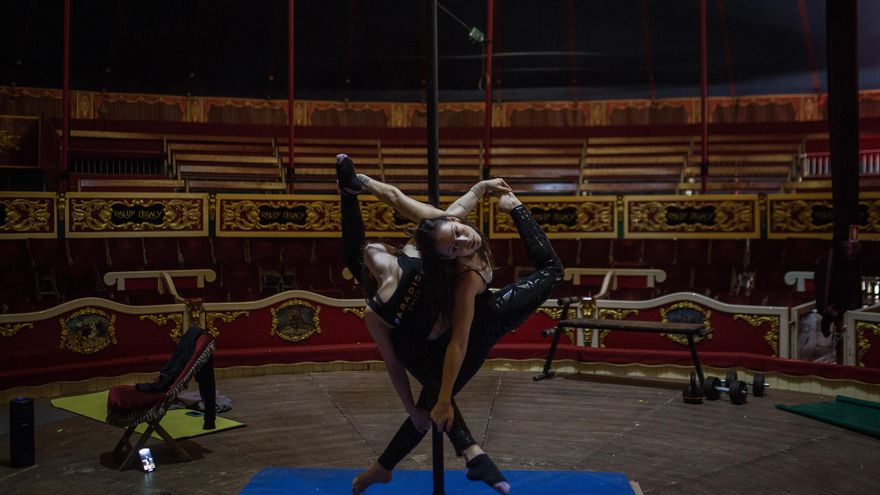 Emily y Niedziela Raluy, cuarta generación del circo, entrenando el pasado martes.