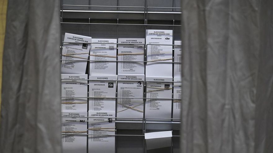 Aragoneses votan en un colegio electoral, a 8 de febrero de 2026, en Huesca, Aragón (España).