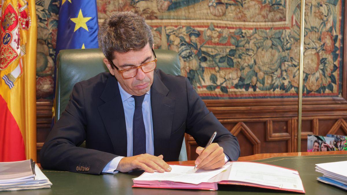 Fotografía de Mazón remitida por la Generalitat tras la recepción a las víctimas del tren de Bejís.