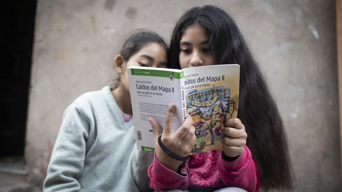 Al día siguiente de la "Tormenta Negra", un silencio denso cubrió las villas. En las escuelas públicas del sur y de Retiro, las aulas quedaron semi vacías. Muchas madres decidieron no mandar a sus hijos a clases.