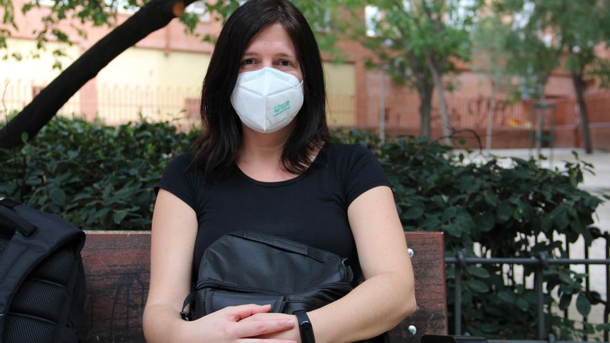 Cristina espera a que su hijo salga del colegio unas horas después de anularse el cierre de Madrid.