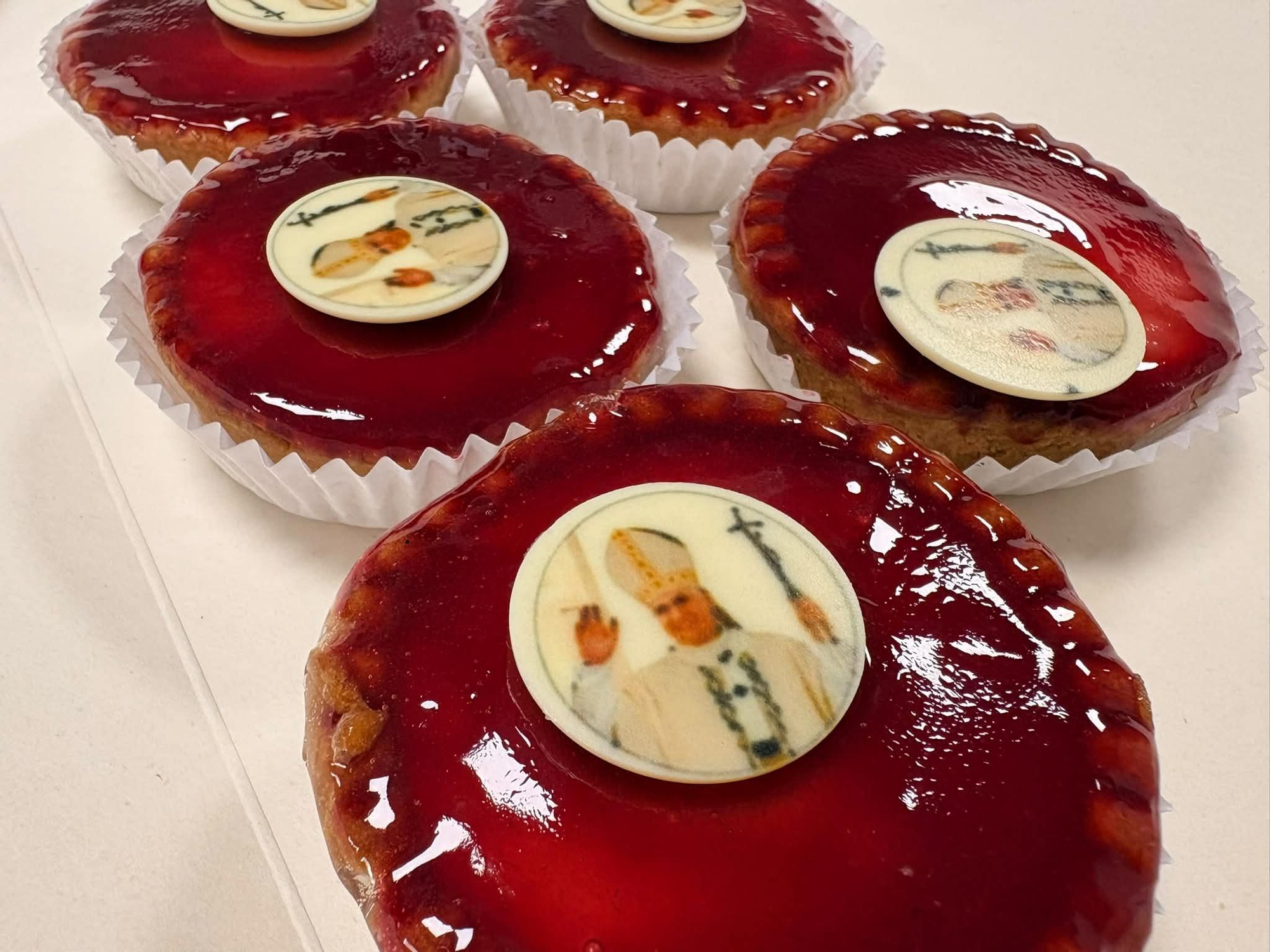 Tartaletas con la imagen de León XIV elaboradas por una conocida pastelería de Triana (Las Palmas), con motivo de la visita del Pontífice a la Isla.