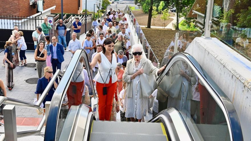 La alcaldesa de Santander, Gema Igual, y vecinos estrenan el nuevo itinerario vertical que une Valdecilla y Cardenal Herrera Oria
