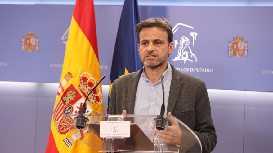 El presidente del grupo parlamentario de Unidas Podemos en el Congreso, Jaume Asens, interviene en una rueda anterior a una junta de Portavoces en el Congreso de los Diputados, a 1 de junio de 2021, en Madrid, (España).