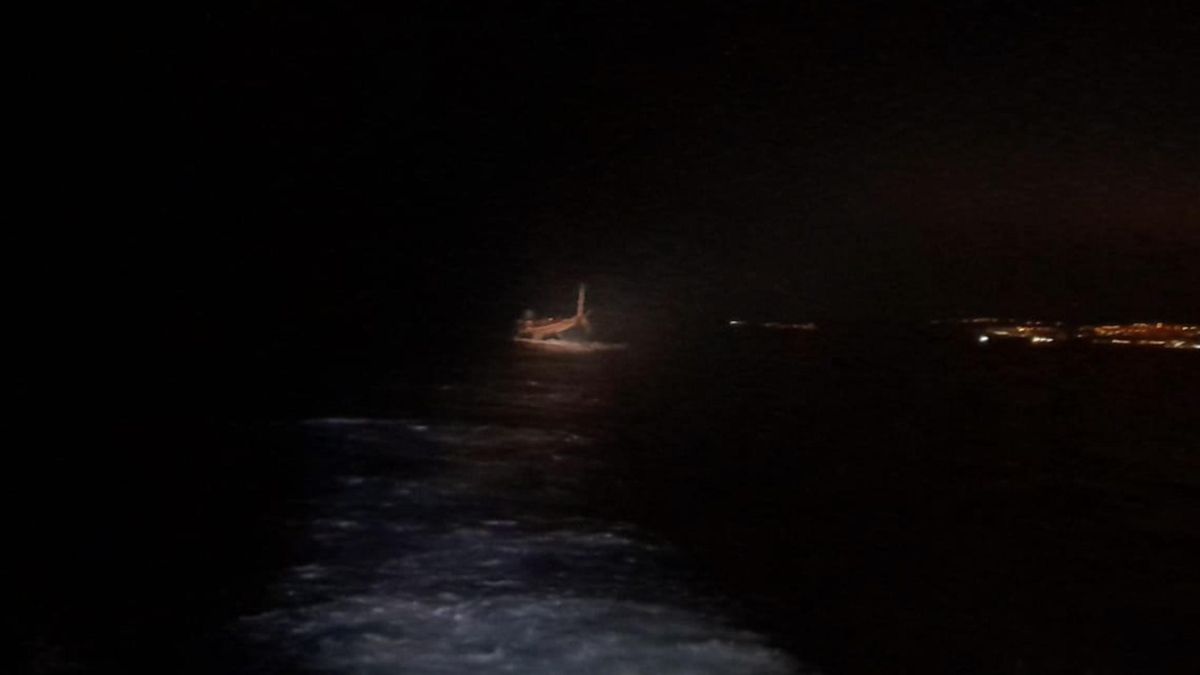 El cayuco localizado sobre las 04.46 horas al sur de la isla de Tenerife por el pesquero Consuelo y Nené, que alertó a Salvamento Marítimo.