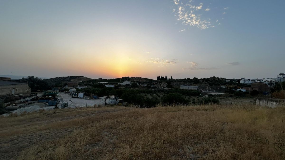 Vista del entrono de Montemayor/Ulia desde el Oeste al amanecer, cuando comienza el trabajo en el campo. Las alturas marcan la progresión de un asalto durante las Guerras Civiles cesarianas (de izquierda a derecha, Cerro de la Horca, cementerio, Cerro del Molino y Montemayor)
