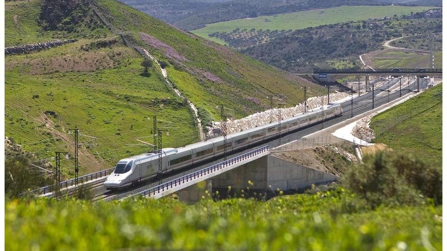 Adif deja de llevar agua en cisternas al pueblo de Málaga cuyo acuífero destruyó con las obras del AVE en 2005