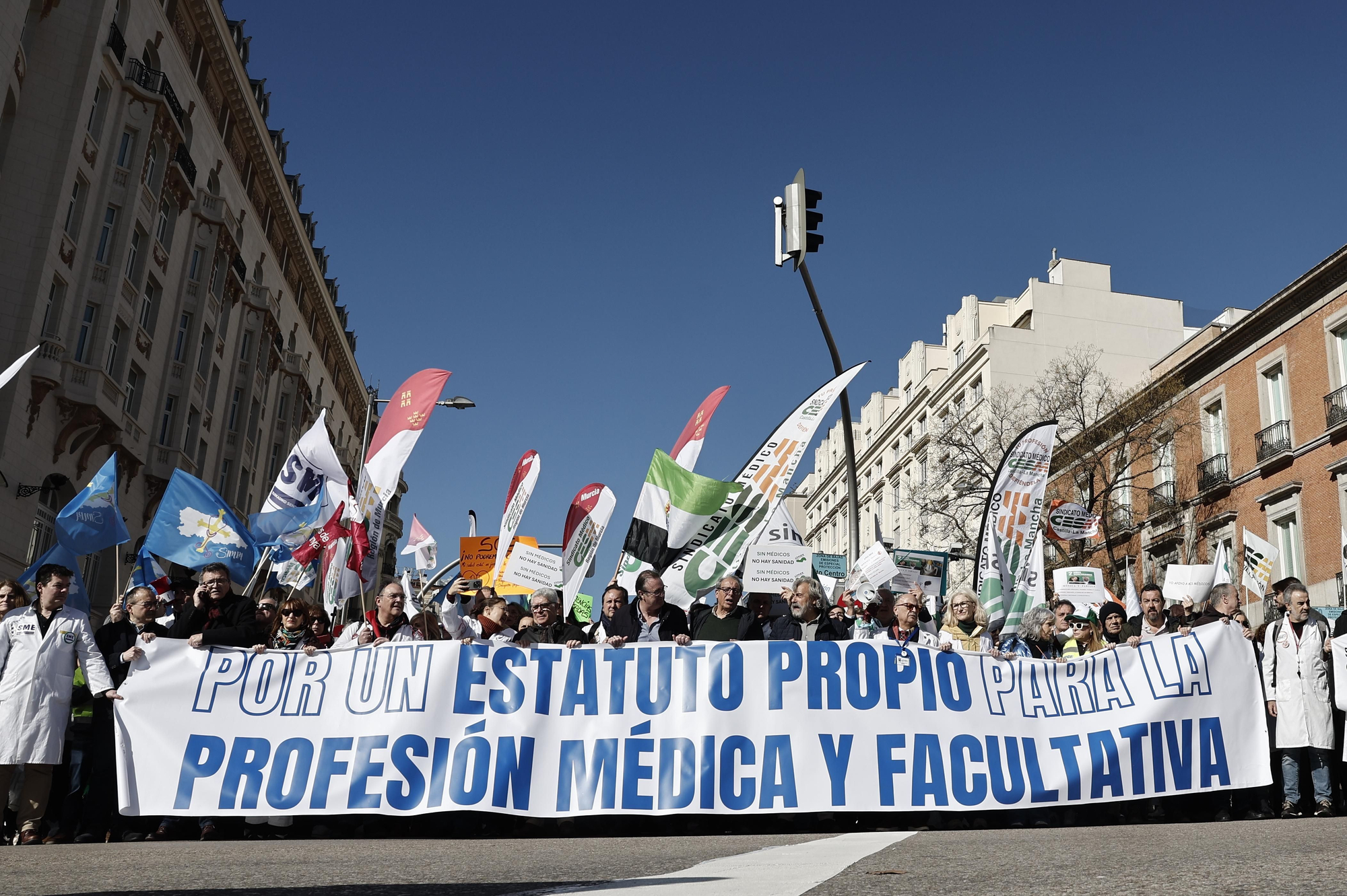 Vista de la manifestación de médicos previa a la huelga de la semana próxima contra el estatuto marco que regula las condiciones laborales del personal del Sistema Nacional de Salud que ha comenzado en el Congreso y finaliza en el Ministerio de Sanidad. EFE/ Sergio Pérez