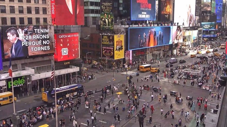 Compromís "recibe" a Mazón en Nueva York con un mensaje en Times Square: "Tenemos 228 razones para que no vuelvas"
