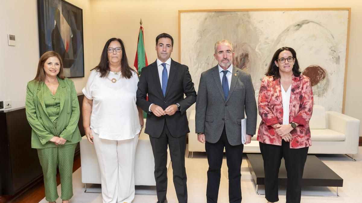 El Gobierno de Pradales asegura a la AVT que revocará el tercer grado a presos de ETA si incumplen las condiciones