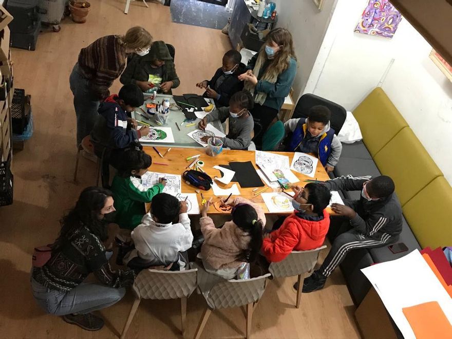 Uno de los grupos de escolares que acuden a las clases de apoyo de Hola Vecinas