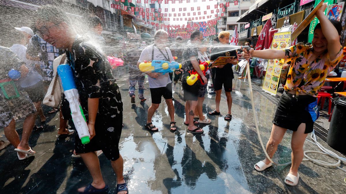 Un grupo de turistas con pistolas de agua en las celebraciones del año nuevo tailandés en 2024.