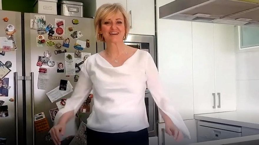 La comandante del Ejército del Aire leonesa, Rosa García Calvo, en la cocina de su casa.