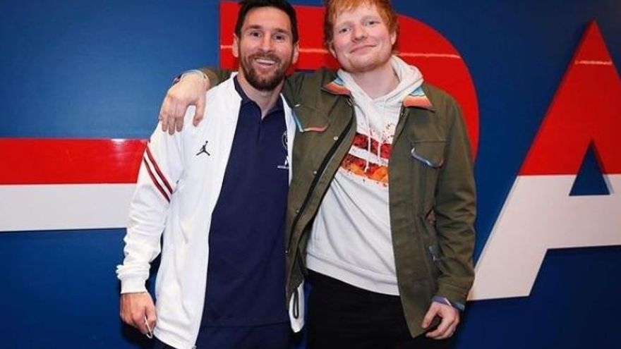 Messi recibió la visita del cantante británico Ed Sheeran en la práctica del PSG