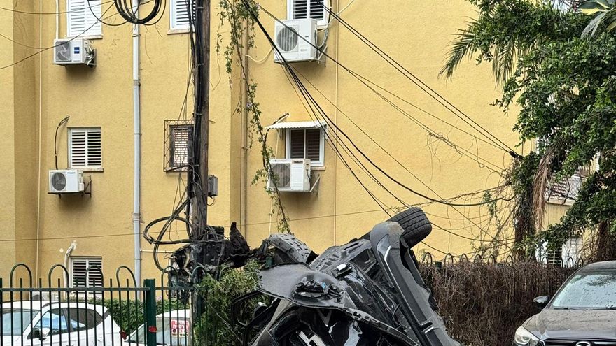 Daños en un coche provocados por intercepciones y metralla de un misil iraní de racimo en Rishon Le Tzion, sur de Tel aviv, Israel . EFE/ Cuerpo de Bomberos de Israel - SOLO USO EDITORIAL/SOLO DISPONIBLE PARA ILUSTRAR LA NOTICIA QUE ACOMPAÑA (CRÉDITO OBLIGATORIO) -