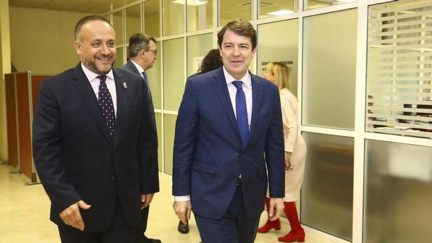 El presidente de la Junta de Castilla y León, Alfonso Fernández Mañueco (D), junto al presidente del Consejo Comarcal del Bierzo, Gerardo Álvarez Courel (I), durante su visita a la institución. / César Sánchez / ICAL