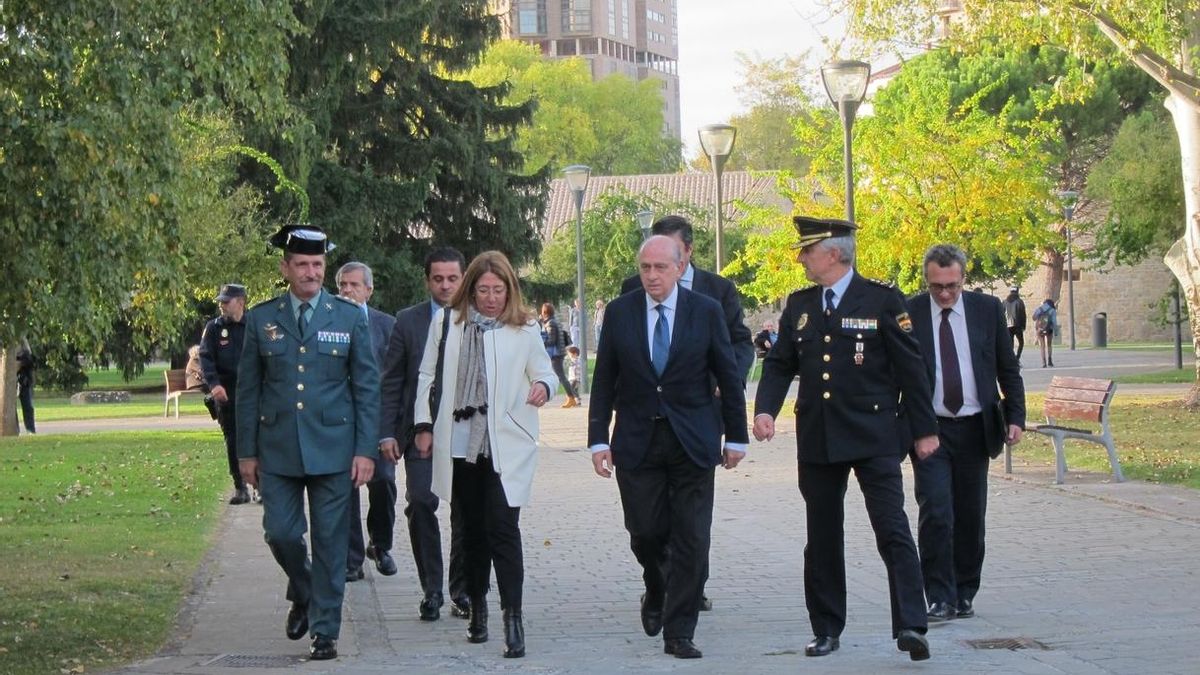El ministro, en el centro, llegando a la Ciudadela.