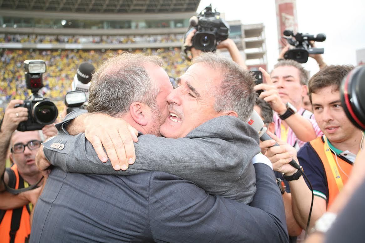 Paco Herrera y Miguel Ángel Ramírez se abrazan. (ALEJANDRO RAMOS)