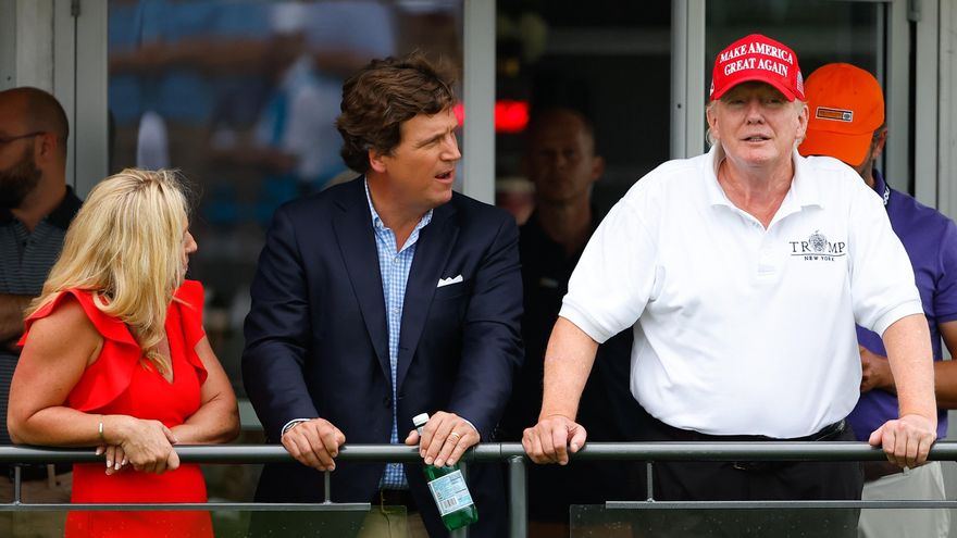La congresista republicana Marjorie Taylor Greene, el presentador de Fox News Tucker Carlson y el expresidente Donald Trump en agosto de 2022.