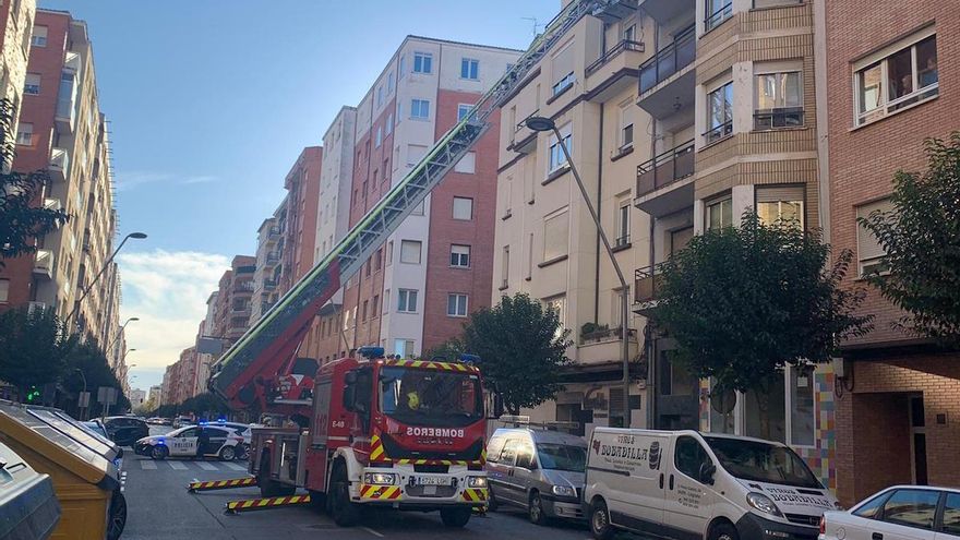 Pequeño desprendimiento en una fachada de Pérez Galdós