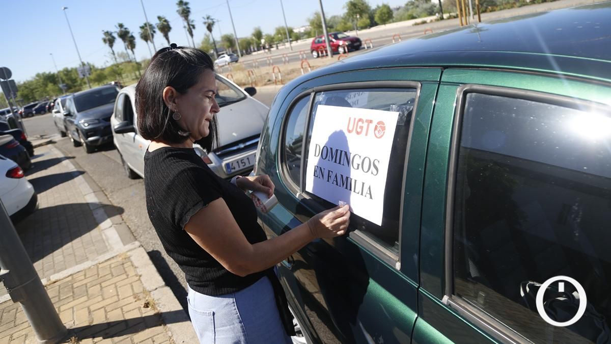 Caravana de vehículos para mostrar su disconformidad con la apertura de comercios en domingos y festivos