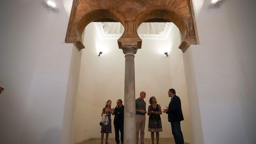 Las casas conservan elementos del palacio que dio origen al monumento.