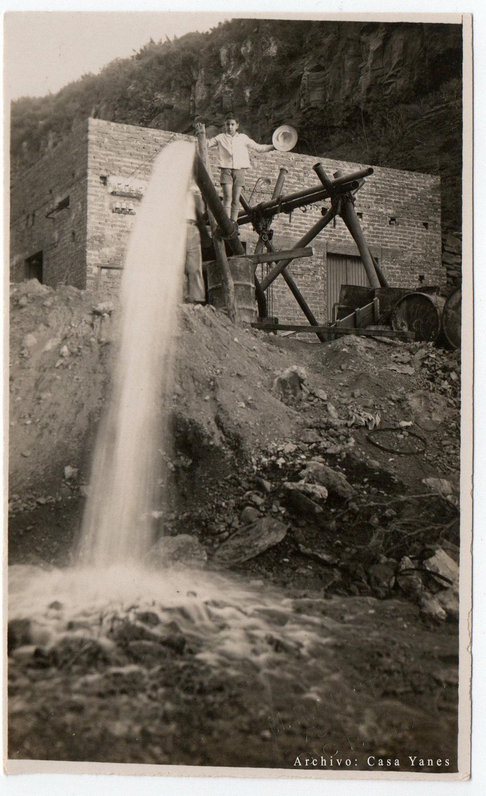 Pozo 'La Fuerza' en el fondo del barranco y situado detrás del almacén. El niño que aparece sobre el cañón de agua es Carlos Yanes Carrillo, hijo de Armando Yanes Carrillo. (Archivo Casa Yanes)