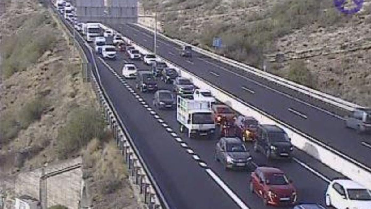 Delays on the TF-1 due to a car overturning near Güímar