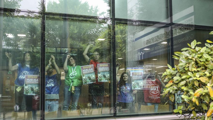 Más de un centenar de directores de colegios e institutos de Asturias amenazan con dimitir en plena huelga