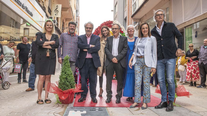 El director Manuel Gutiérrez Aragón ya tiene su placa en 'El camino a la Torre de la Vega'