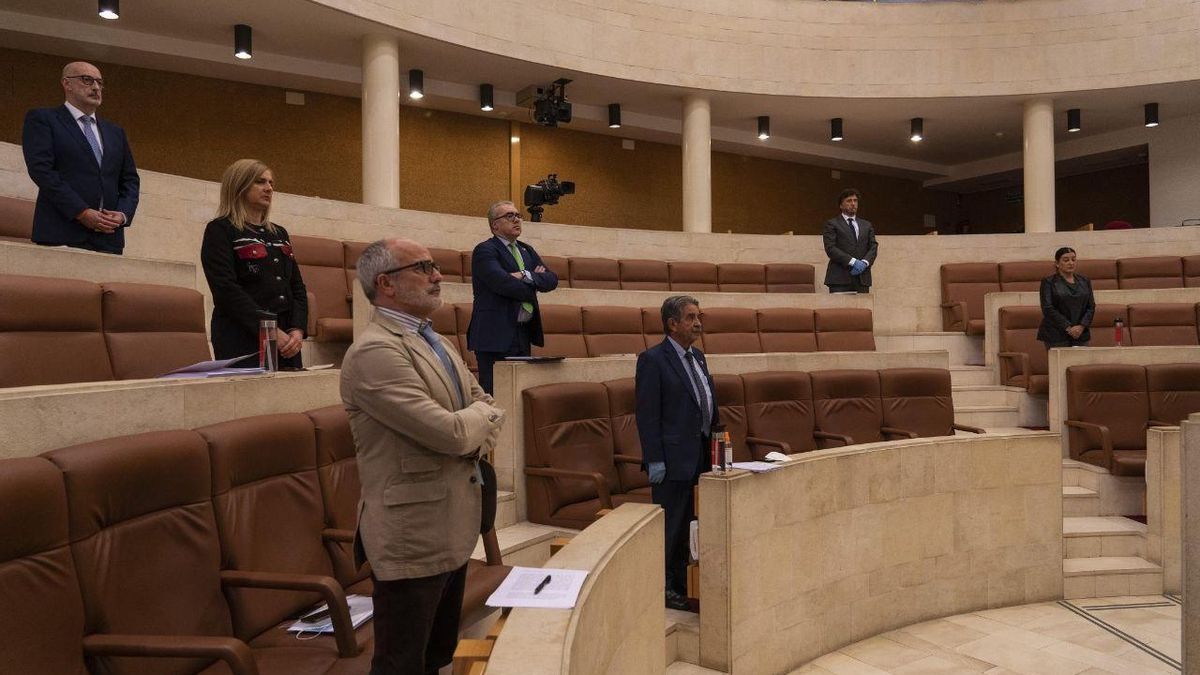Pleno extraordinario en el Parlamento de Cantabria por el coronavirus. | JOAQUÍN GÓMEZ SASTRE