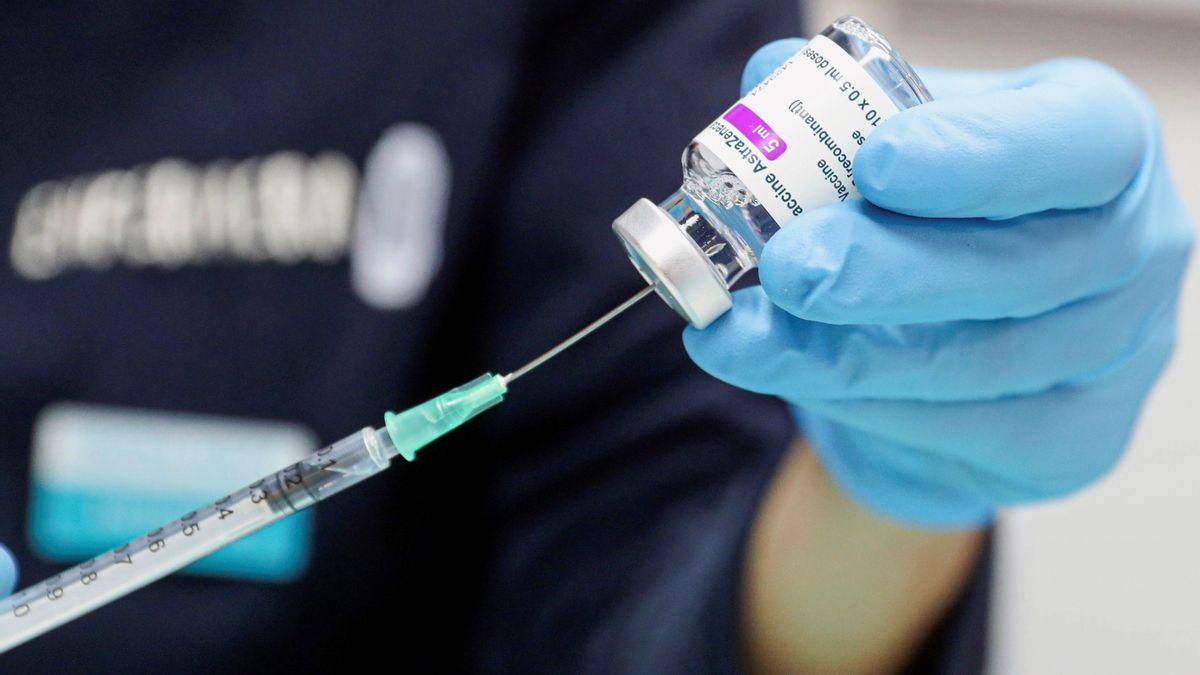 Una enfermera carga una jeringuilla con una dosis de la vacuna contra el coronavirus. EFE/Javier Cebollada/Archivo