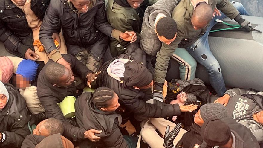 Dar a luz dentro de una zódiac en la ruta migratoria más mortal: ''Podría haber sido una de las que no llegan''