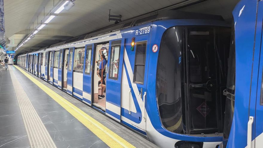 Las puertas quedan abiertas durante las paradas en algunos trenes de la red