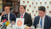 El rector de la UPO, Vicente Guzmán (centro), durante un almuerzo informativo.