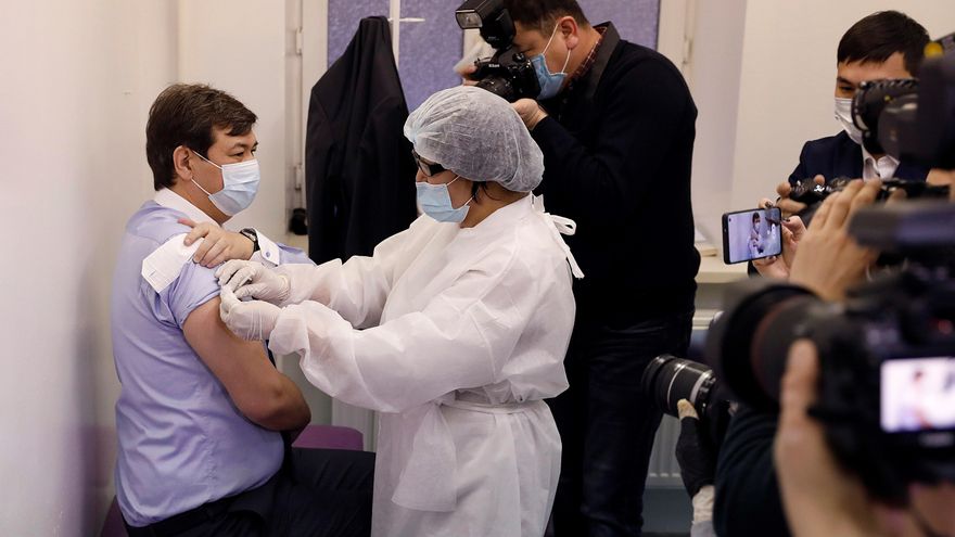 El médico sanitario jefe de Kazajistán, Yerlan Kiyasov (i), recibe la primera dosis de la vacuna rusa Sputnik V contra el coronavirus en Nur-Sultán, Kazajistán, este lunes. EFE/ Holdorbekov Muhtor Turapovich