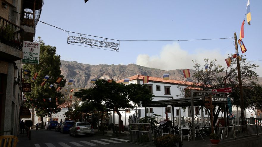 Incendio visto desde Tunte (San Bartolomé de Tirajana), en fiestas de Santiago