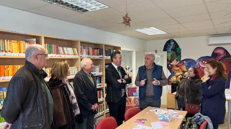 El consejero de Desarrollo Rural, Guillermo Blanco, durante su visita a la bilioteca de La Cavada