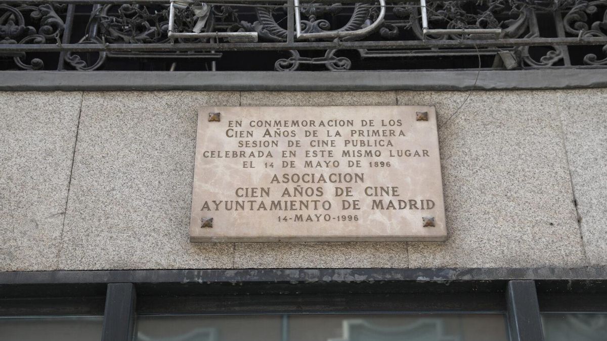 Placa homenaje al primer cine en Madrid, en la fachada del centro de salud Las Cortes.