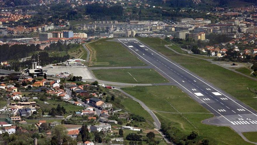 La prisa al remolcar un avión provocó un accidente que amputó una pierna a un trabajador en el aeropuerto de A Coruña