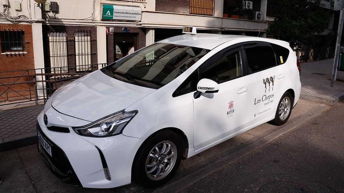 Taxi en la puerta del Centro Periférico de Diálisis en la calle Perpetuo Socorro