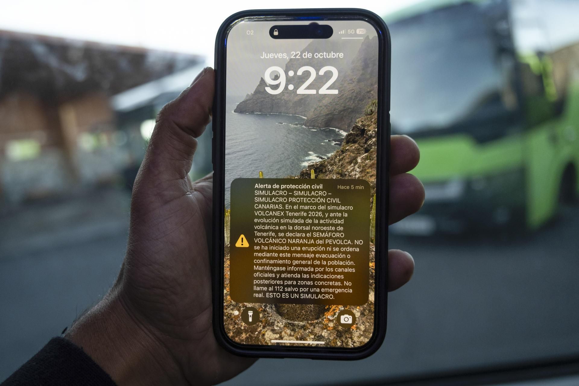 Un mensaje ES-Alert en un teléfono móvil este jueves, durante el simulacro de erupción volcánica llevado a cabo por el Cabildo de Tenerife en el municipio de Guía de Isora.