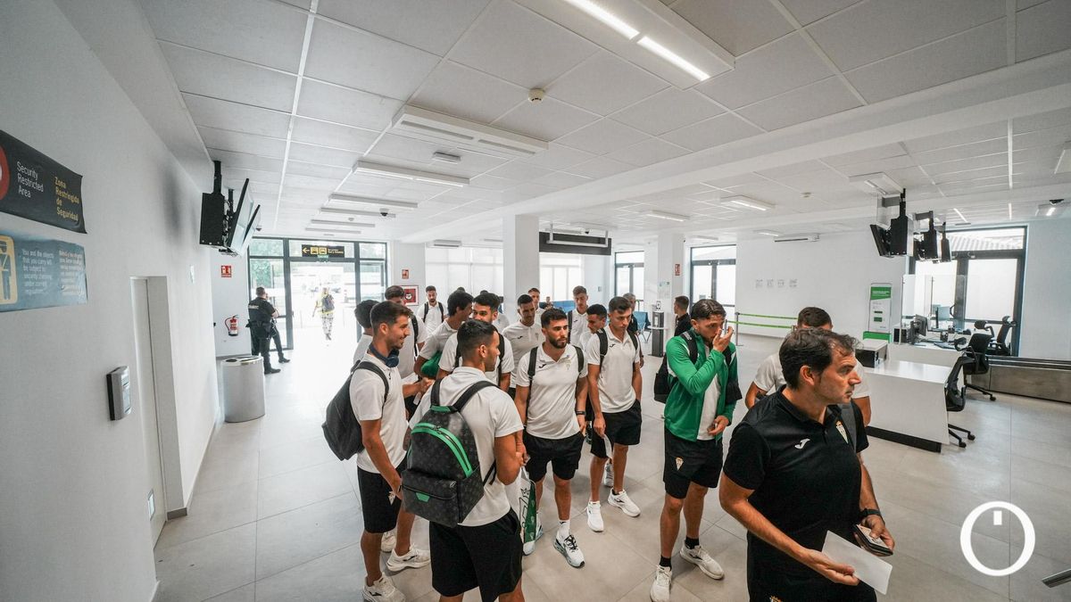 Un problema con la aerolínea obliga al Córdoba CF a viajar a La Coruña desde Sevilla