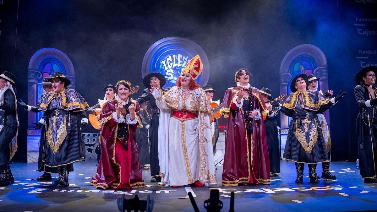 "Bonilla dimisión": el público del carnaval de Cádiz estalla tras la comparsa que denuncia el escándalo de los cribados