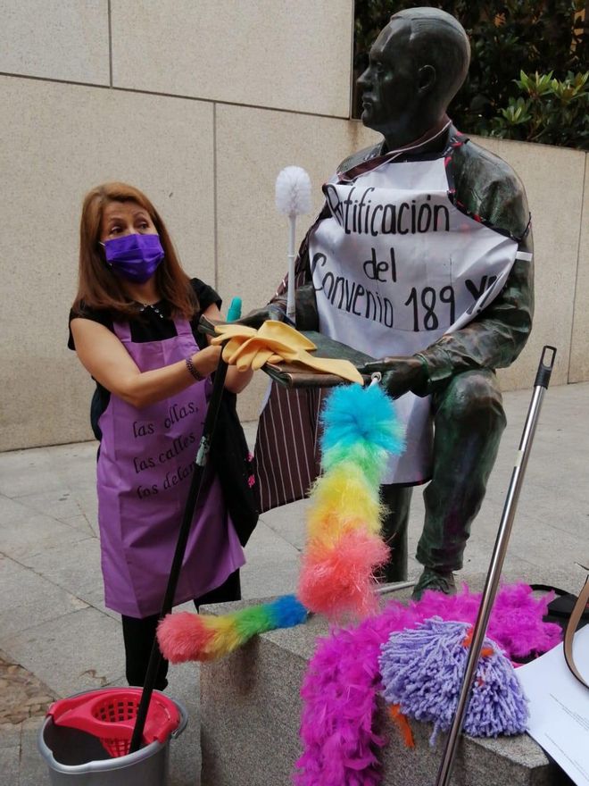 Protesta para la ratificación del convenio 189 de la OIT en la estatua de El Lector, frente a la biblioteca municipal Iván de Vargas en Madrid.