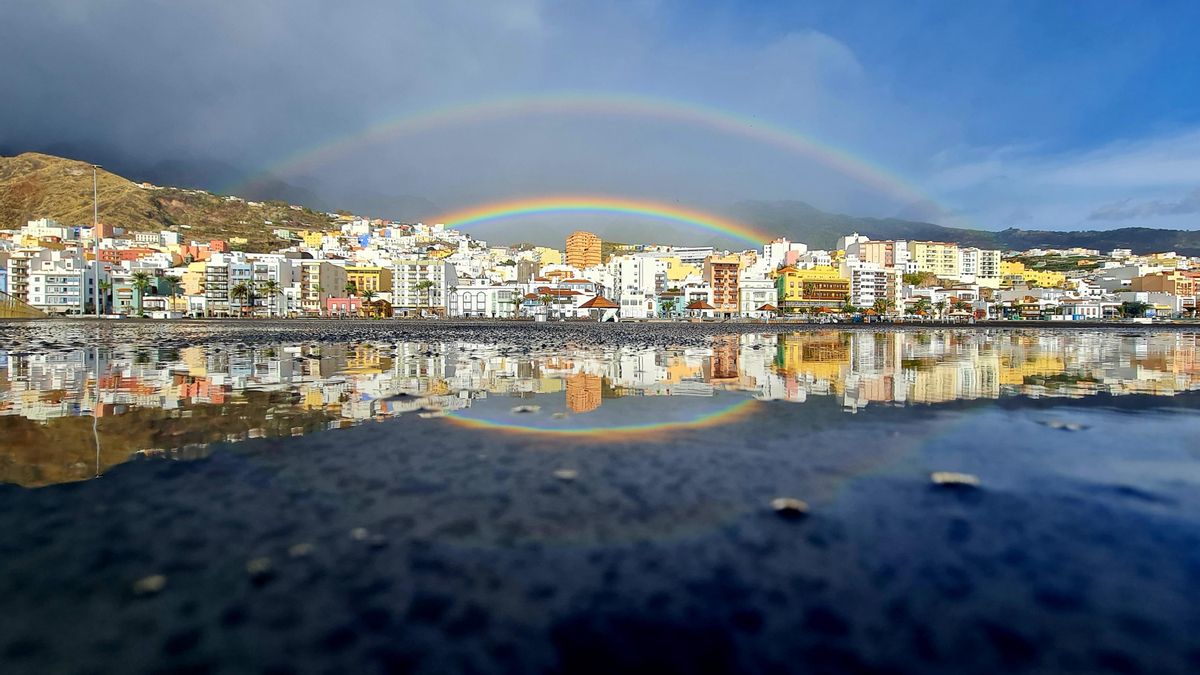 La cara amable de ´Claudia’: la borrasca deja en Santa Cruz de La Palma una espectacular imagen de dos arcoíris  reflejados en el mar