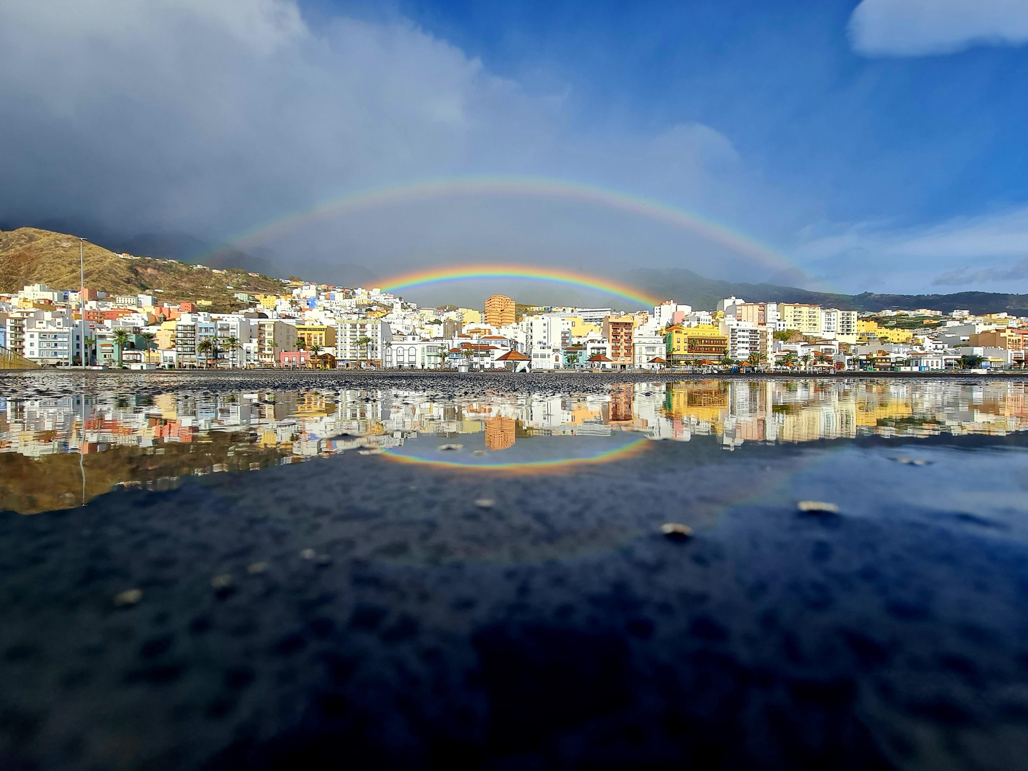 La borrasca Claudia deja en Santa Cruz de La Palma una espectacular imagen de dos arcoíris   sobre la ciudad reflejados en el mar.